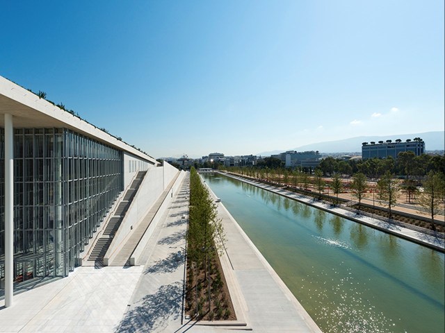 Εργασίες καθαρισμού πραγματοποιούνται στο Κανάλι του Κέντρου Πολιτισμού του Ιδρύματος Σταύρος Νιάρχος