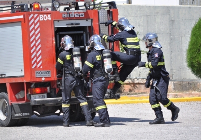 Φωτιά σε τρία αυτοκίνητα στο κέντρο της Γλυφάδας