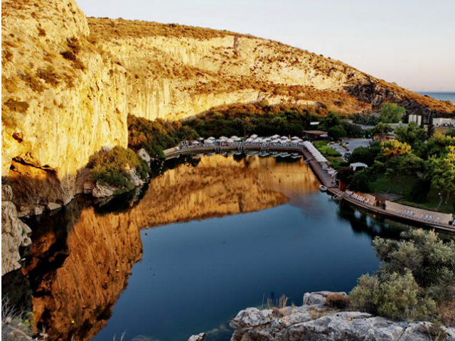 Κινδυνεύει η λίμνη της Βουλιαγμένης από τα απόβλητα του Κορωπίου