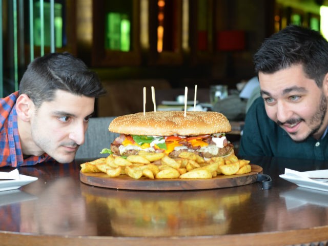 Μια σκληρή αναμέτρηση με το XXL Pizza Burger του Beerock