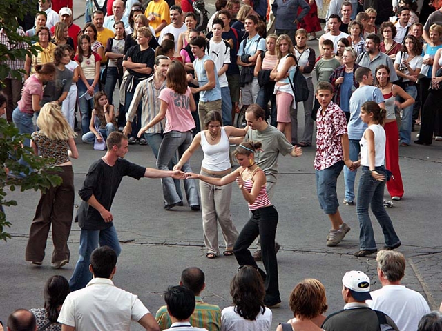 Ο χορός ζωντανεύει στους δρόμους της Γλυφάδας