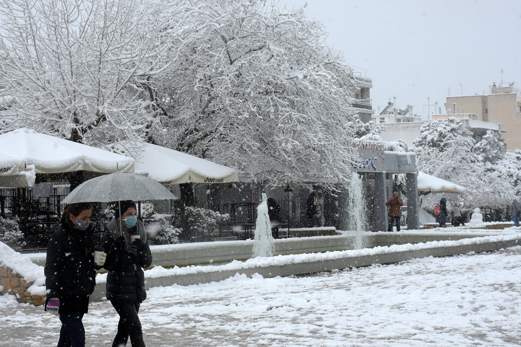 Η χιονισμένη πλατεία της Nέας Σμύρνης [ΕΙΚΟΝΕΣ]