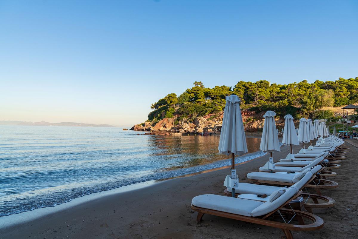 Zen Beach: Οι τιμές για τις ξαπλώστρες στην παραλία της Βουλιαγμένης αυτό το καλοκαίρι