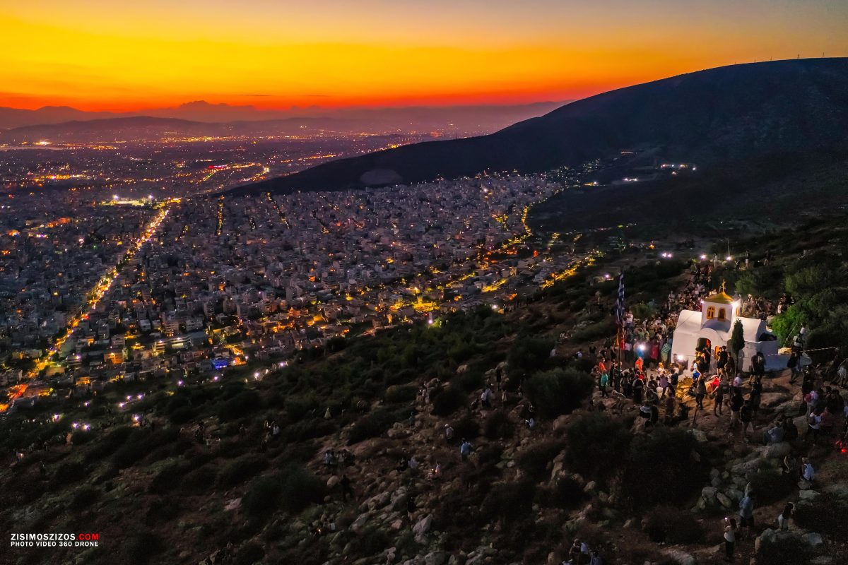 Πώς φτιάχτηκε το εκκλησάκι του Προφήτη Ηλία πάνω από τη Γλυφάδα