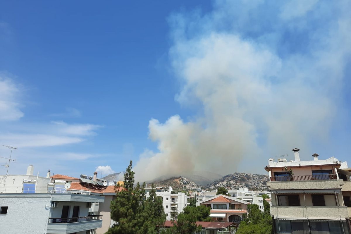 Φωτιά στην Άνω Γλυφάδα: Ξέσπασε ξαφνικά το μεσημέρι του Σαββάτου