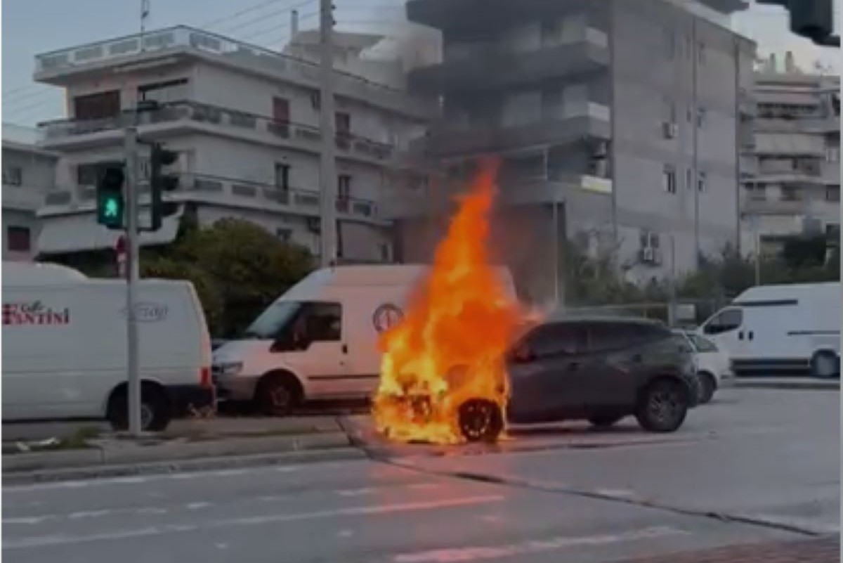 Φωτιά πήρε αυτοκίνητο στη Βουλιαγμένης