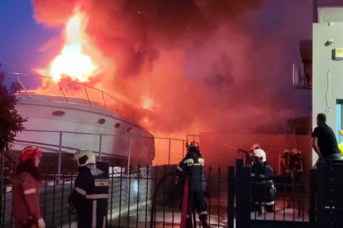 Λεωφ. Βάρης – Κορωπίου: Πυρκαγιά ξέσπασε σε χώρο στάθμευσης σκαφών