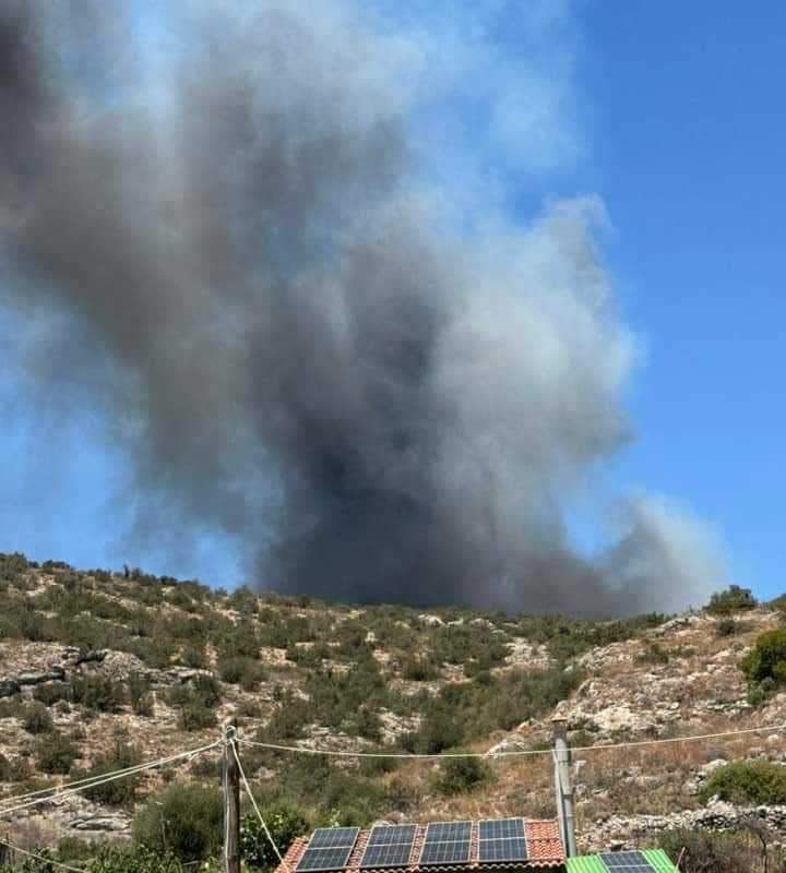 Πυρκαγιά στη Βάρης-Κορωπίου: Εκκενώνεται ο Ιππικός Όμιλος Βάρης