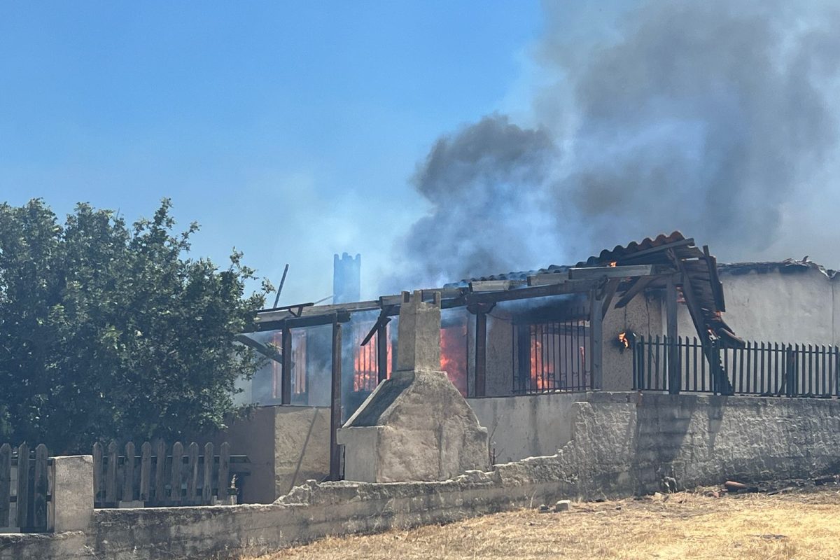 Πυρκαγιά στη Βάρης-Κορωπίου: Η φωτιά έχει μπει σε οικισμό σύμφωνα με δηλώσεις του Δημάρχου 3Β Γρηγόρη Κωνσταντέλλου