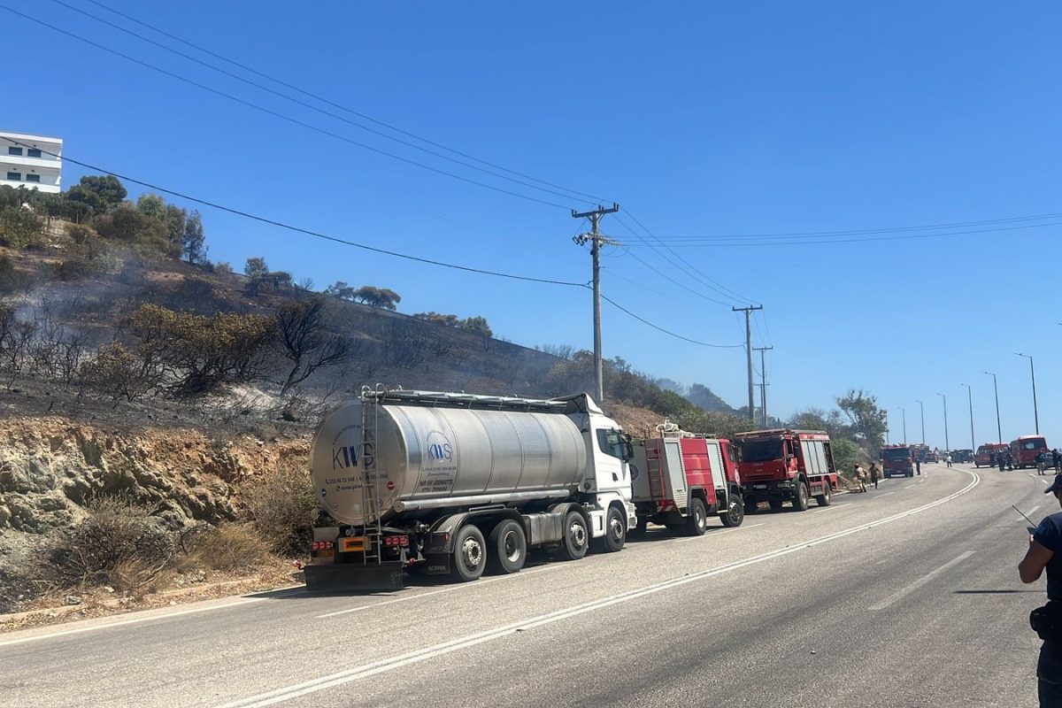 Σαρωνίδα: Φωτιά στο Μαύρο Λιθάρι, κλειστή η Παραλιακή