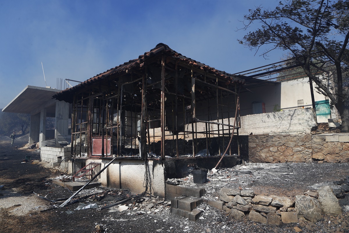 H επόμενη μέρα της πυρκαγιάς στη Βάρης-Κορωπίου