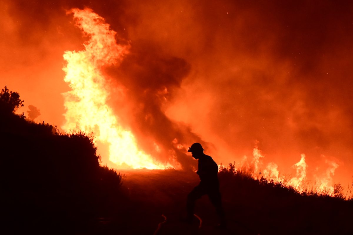 Εκτός ελέγχου η φωτιά στην Αττική