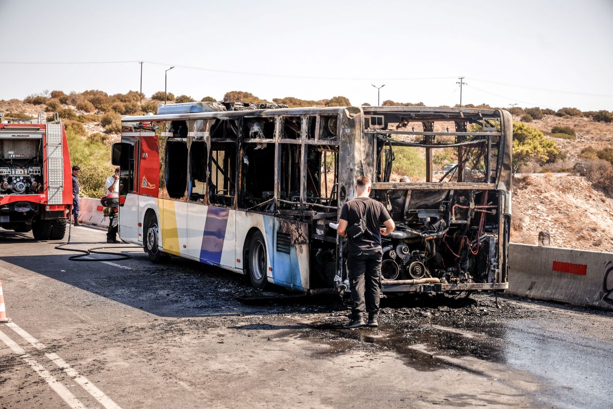 Βουλιαγμένη: Φωτιά σε λεωφορείο στη Λεωφόρο Ποσειδώνος