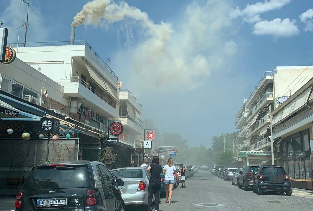 Φωτιά στην οδό Γιαννιτσοπούλου στο κέντρο της Γλυφάδας