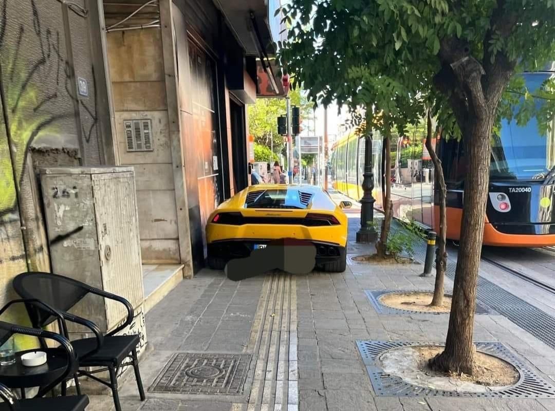 Πειραιάς: Ασυνείδητος οδηγός πάρκαρε Lamborghini σε πεζοδρόμιο και διάδρομο τυφλών