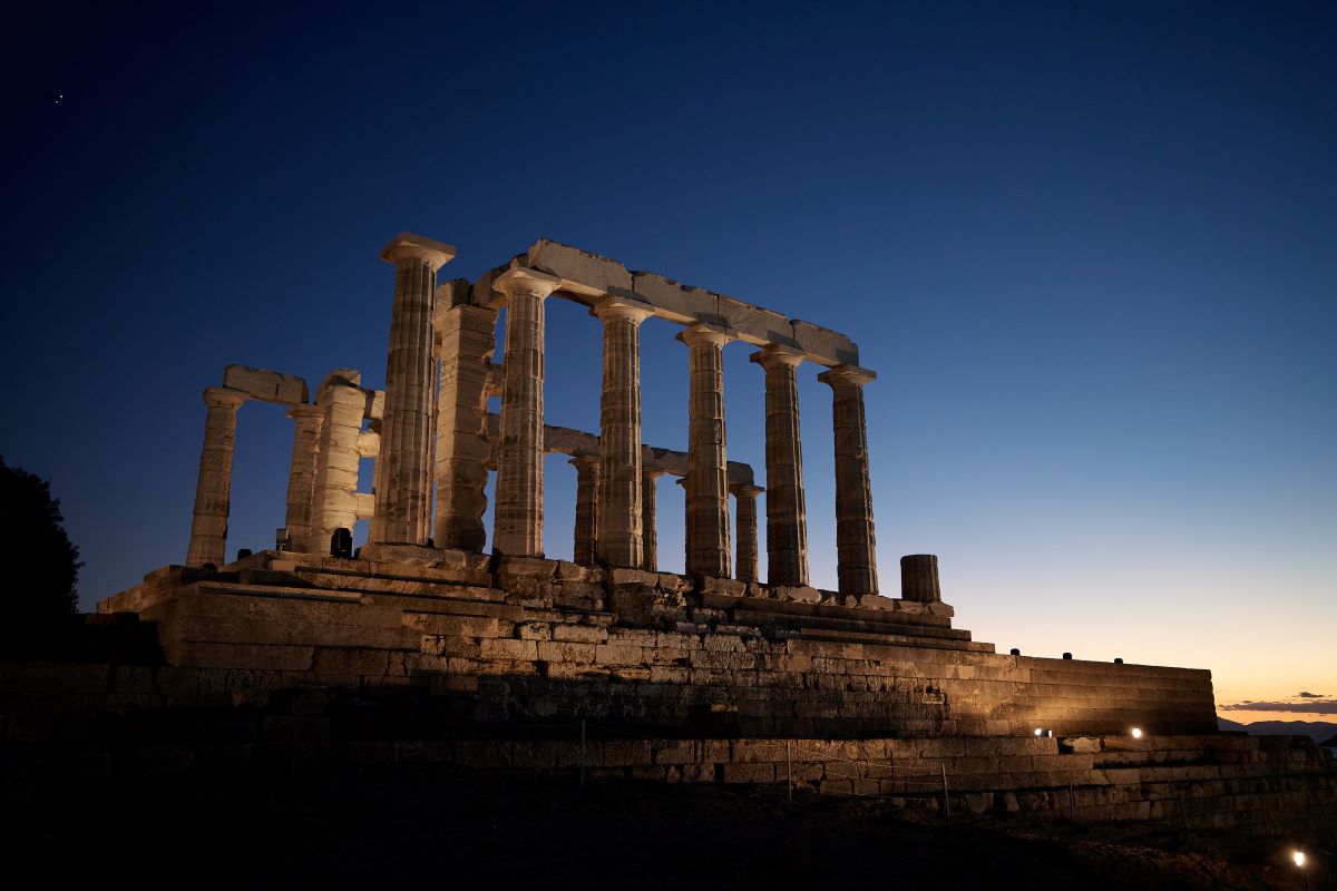 Φωταγωγήθηκε ο Ναός του Ποσειδώνα στο Σούνιο με συνοδεία τη μουσική του Σταύρου Ξαρχάκου