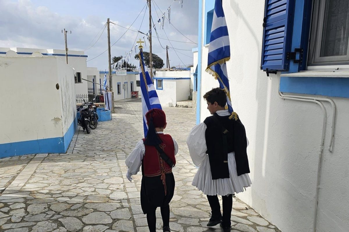 Όπου Υπάρχουν Άγγελοι: Το 9ο Δημοτικό Γλυφάδας ταξιδεύει στις Κυκλάδες για να παρελάσει με τους μαθητές της Σικίνου