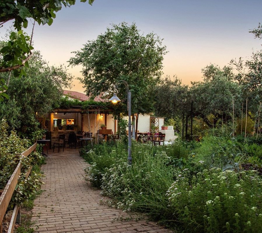 Perivoli sti Vari (The orchard in Vari): Enjoy your brunch in a small hidden oasis