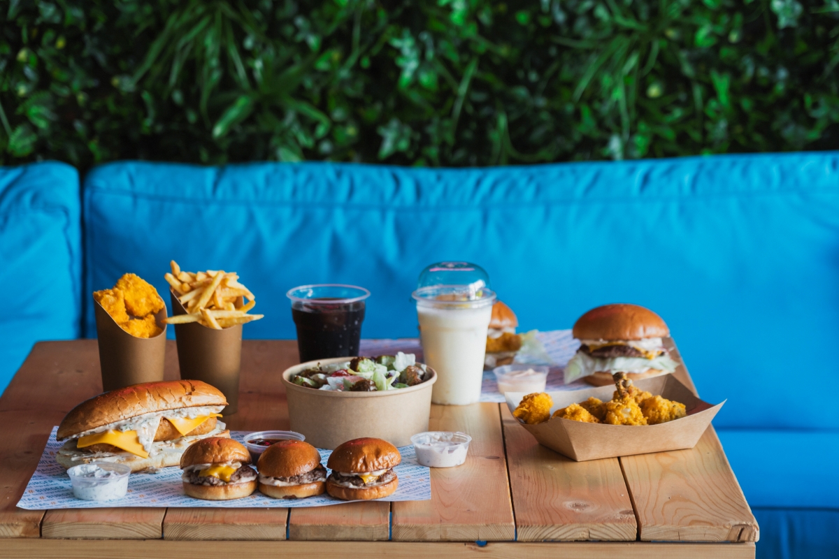 Hashtag Burger: Στο νέο quality street food spot της Γλυφάδας όλα είναι χειροποίητα (και άκρως εθιστικά)