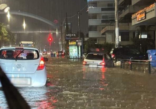 Πλημμύρα στην παραλιακή: Κόντρα του Δήμου Αλίμου με ΕΥΔΑΠ για τα λύματα στην Ποσειδώνος