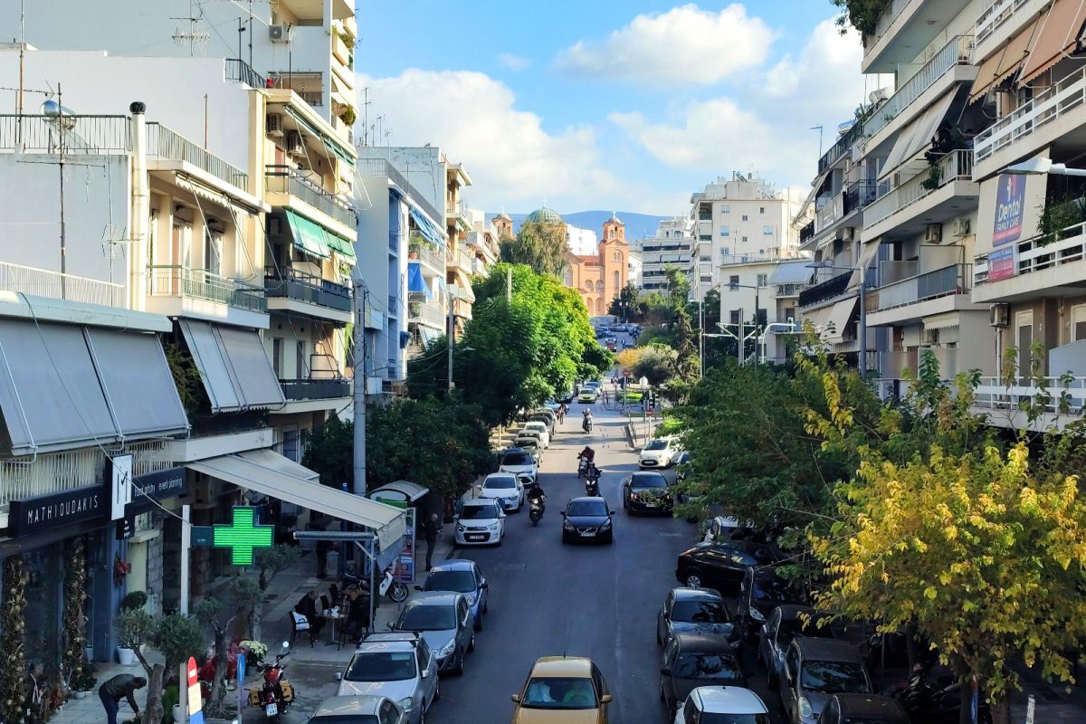 Γιατί εγκαταλελειμμένα αυτοκίνητα «πιάνουν» θέσεις στάθμευσης για μήνες – Τι κάνουν οι δήμοι