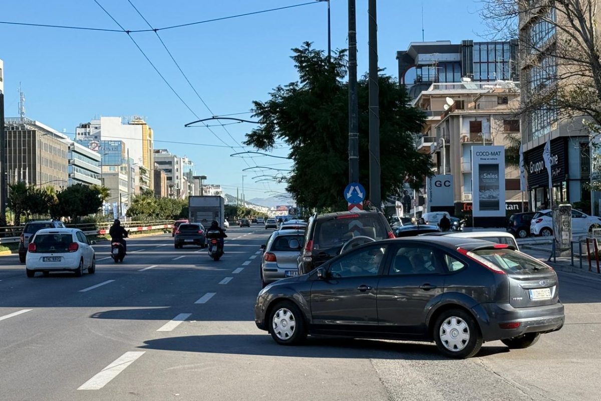 Τι κίνδυνο δημιουργείς για τους άλλους οδηγούς όταν παρκάρεις στη δεξιά λωρίδα της Συγγρού